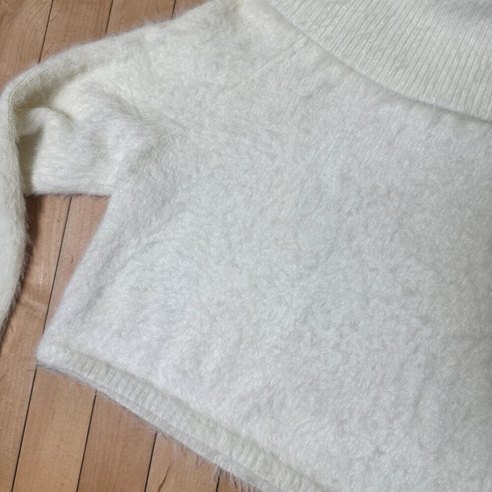 URBAN OUTFITTERS Cropped Cowl Neck Eyelash Soft Sweater Size XS - Picture 4 of 8